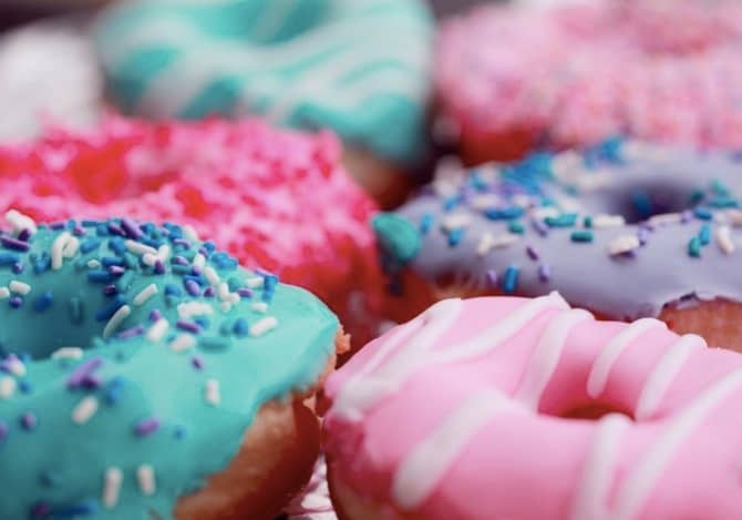 Donuts mit buntem Zuckerguss Diabetes Zucker